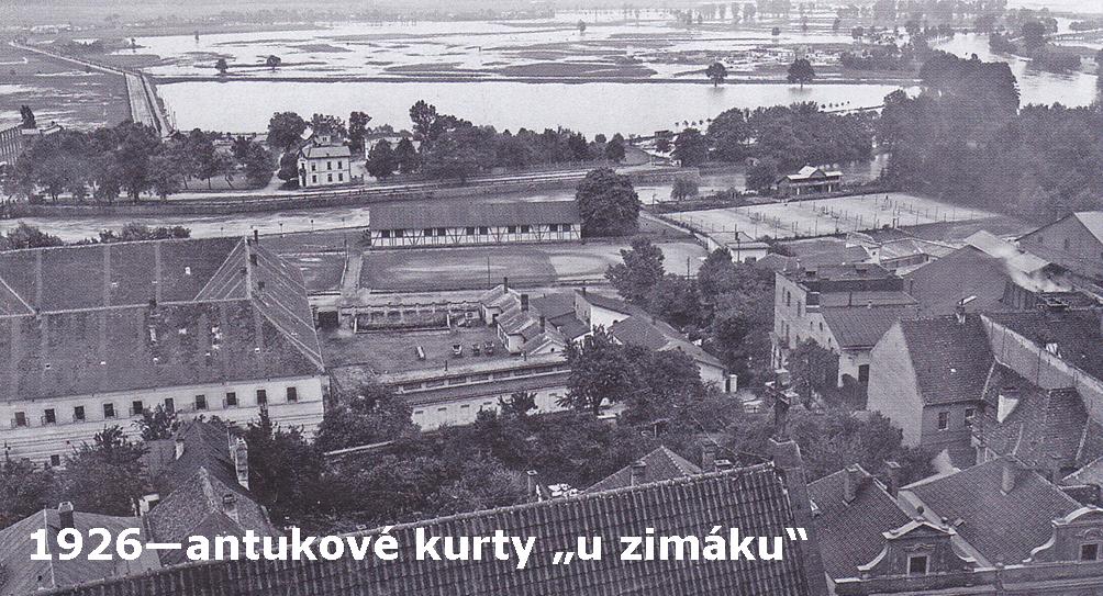 Antukové tenisové kurty v roce 1926 na místě dnešního Zimního stadionu.