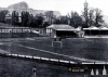Stadion Crystal Palace - v letech 1895 - 1914 se zde hrálo finále Anglického pohářu. Klub Crystal Palace zde hrál od svého vzniku v roce 1905 do roku 1915. Skleněný palác v pozadí byl zničen požárem v roce 1936