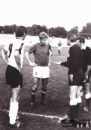 17. srpen 1974 - druholigový zápas Spartak Hradec Králové - ZVL Povážská Bystrica. Losují kapitáni Edmund Schmidt a Ladislav Pajerchin.
