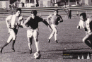 17. říjen 1971 - druholigový zápas Spartak Hradec Králové - SONP Kladno. S míčem uniká kapitán Schmidt, za ním v tmavém budoucí reprezentant Oldřich Rott.