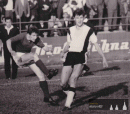 28. srpen 1966 - prvoligový zápas v Trenčíně, který Spartak prohrál 1:3. Schmidt v souboji s obráncem domácích.