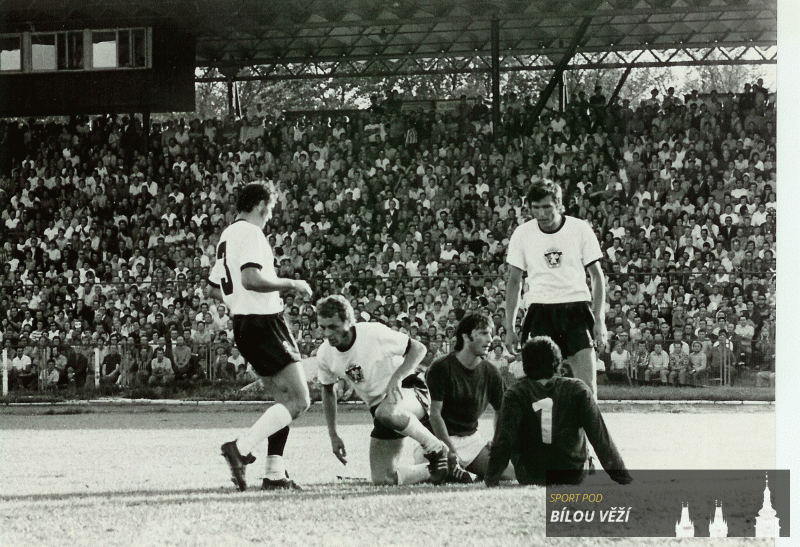 35 tisíc diváků – legendární vítězství nad Spartou Praha 3:2. Na snímku zleva stoper Kuchař, klečící Fišer, neúspěšný Sparťan Jurkanin, s jedničkou náš brankář Kramerius a nad ním vše kontrolující Rolko