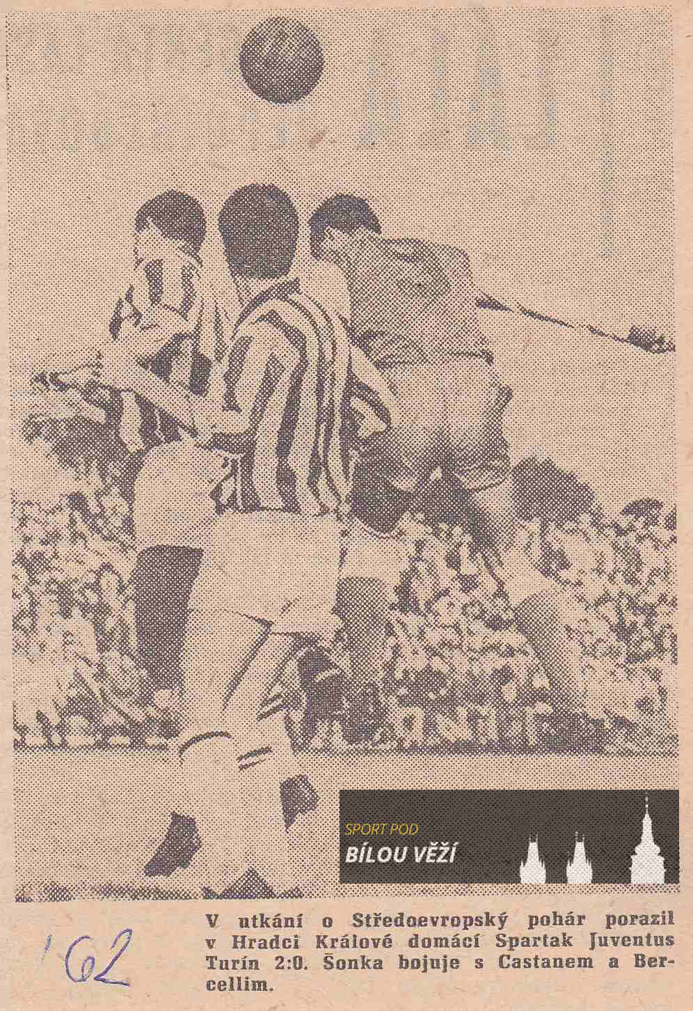 Záběr z hradeckého zápasu proti Juventusu uveřejněný v tehdejším měsíčníku Kopaná.